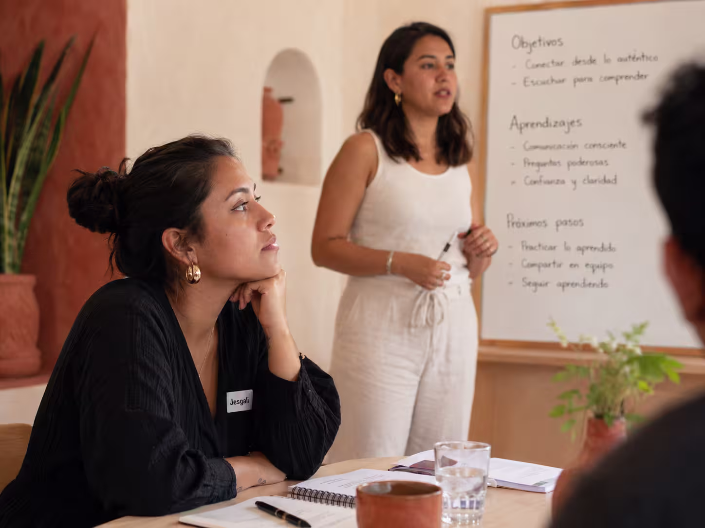 Profesionales de Jesgali colaborando en un proyecto empresarial