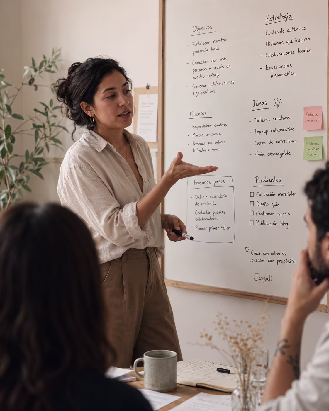 Colaboradora de Jesgali presentando estrategia comercial en pizarrón